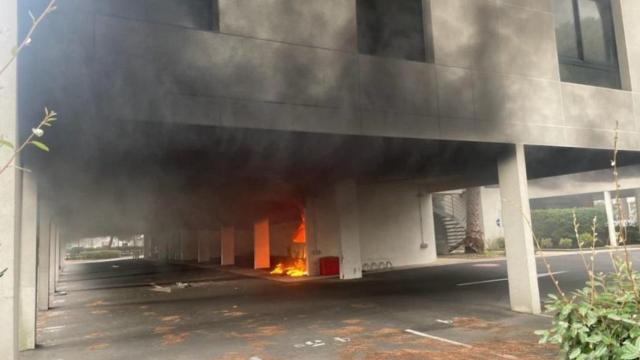 Incendio tras la explosión en una sinagoga en La Grand Motte (sur de Francia).