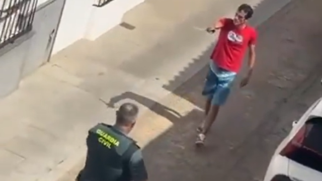 El hombre, mientras amenaza a un Guardia Civil con un cuchillo.
