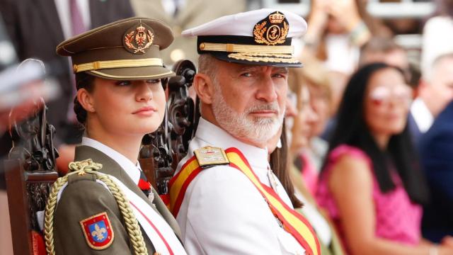 El Rey, con uniforme de la Armada, y Leonor el pasado mes de agosto en la Escuela Naval de Marín.