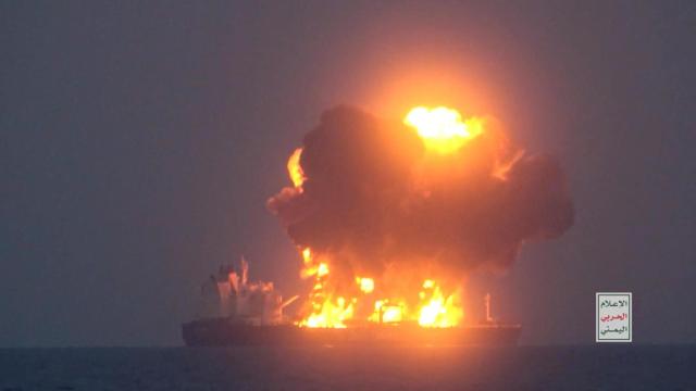 Captura del vídeo que muestra el ataque de los rebeldes yemeníes a un petrolero griego en el mar Rojo.