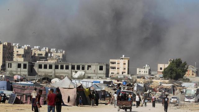 El humo se eleva tras un ataque israelí contra un edificio residencial en Jan Yunis.