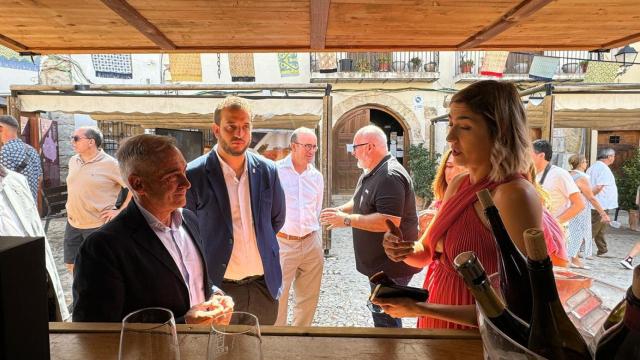 El conseller Miguel Barrachina, izquierda, en la visita de este sábado a Requena.