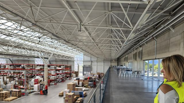 La consellera Nuria Montes en su visita a la empresa de Alicante Actiu esta primavera.
