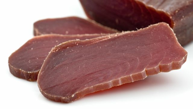 Unas lonchas de mojama.