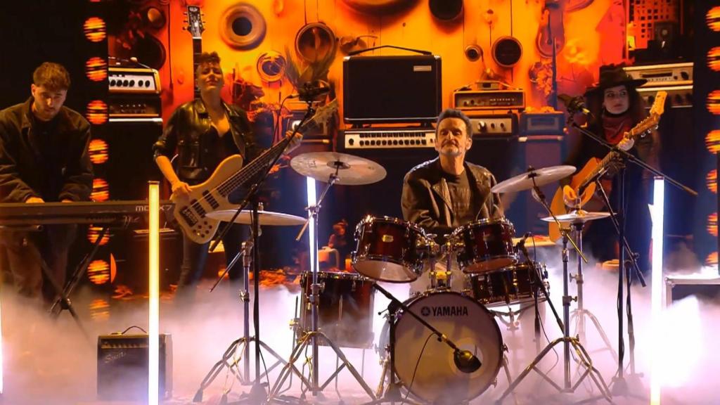 Edmundo Val tocó la batería en 'Adivina qué hago', en Telecinco.