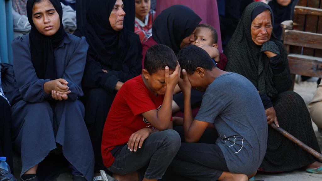 Unos niños lloran por la muerte de varios palestinos en un ataque israelí en el sur de Gaza. Mohammed Salem Reuters