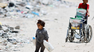 Niños recogiendo agua en la Franja de Gaza. Mohammed Salem Reuters