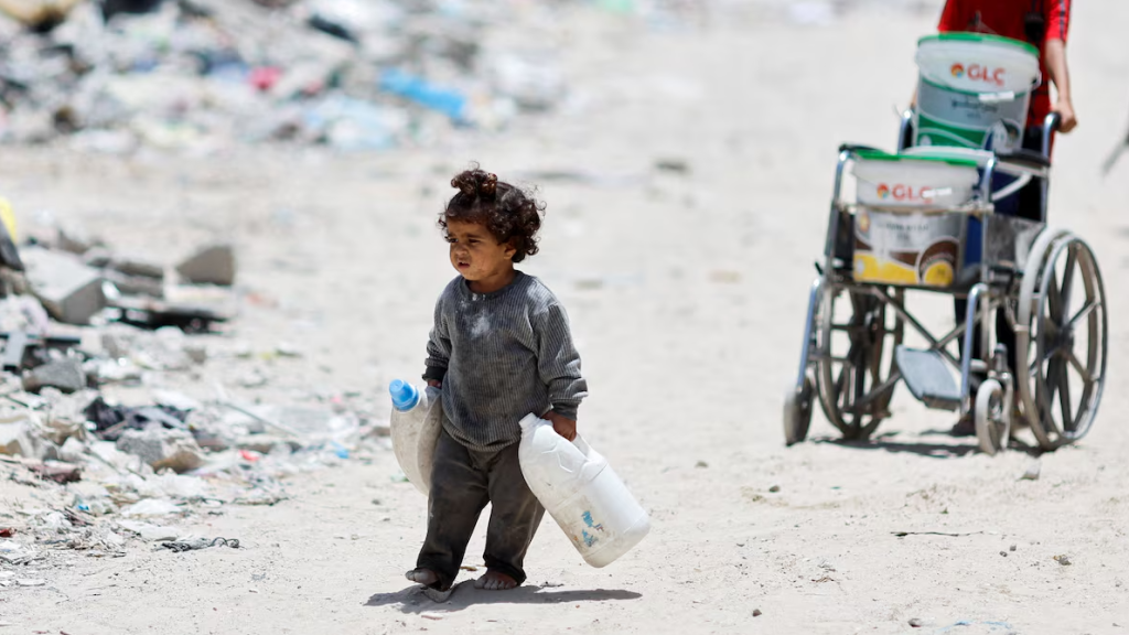 Niños recogiendo agua en la Franja de Gaza. Mohammed Salem Reuters