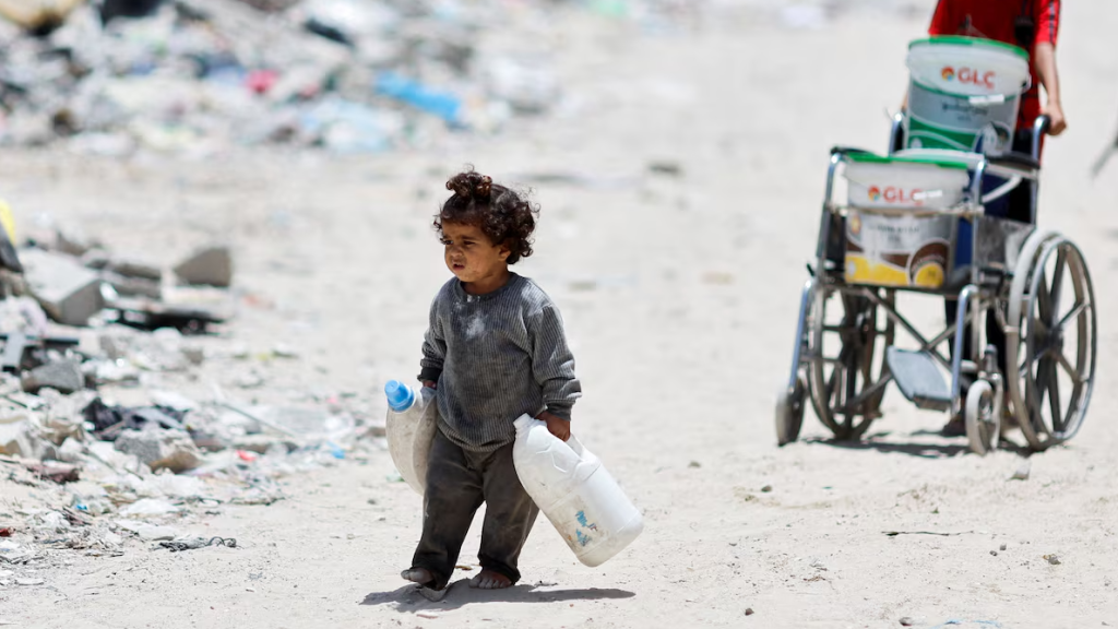 Niños recogiendo agua en la Franja de Gaza.