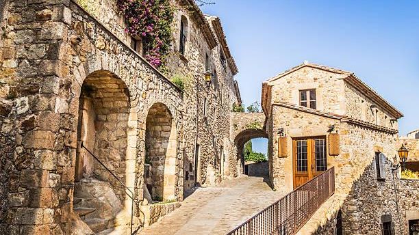 Vista de una de las calles de Pals, en Girona.