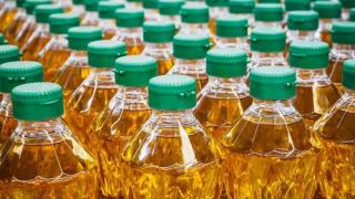 Un conjunto de botellas de aceite en un almacén.