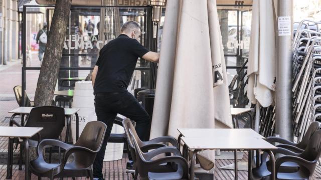 Un camarero en una terraza.