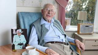 El súpercentenario John Tinniswood.