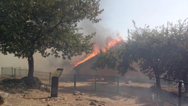Imagen de una de las dos casas ardiendo en El Raso
