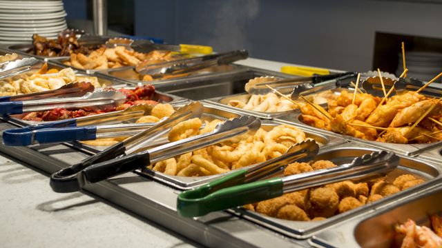Platos de un buffet libre.