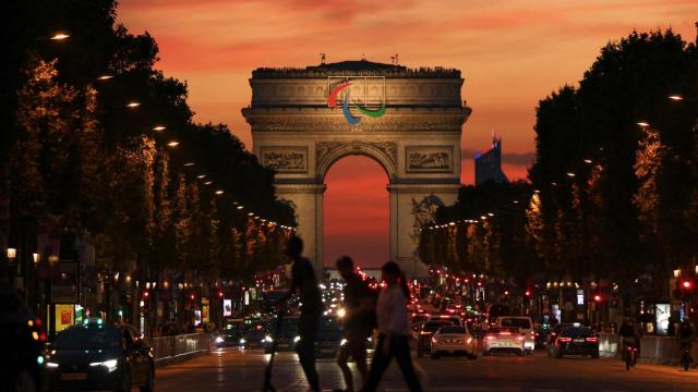 El Arco del Triunfo de París con el logo de los Juegos Paralímpicos 2024