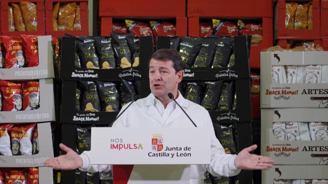 El presidente de la Junta, Alfonso Fernández Mañueco, durante su intervención desde la fábrica de Europe Snacks en el municipio vallisoletano de Medina del Campo, este miércoles