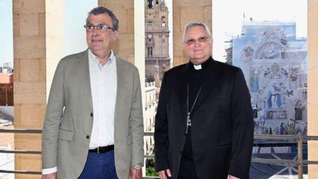 El alcalde de Murcia, José Ballesta (i), junto al Obispo de la Diócesis de Cartagena, José Manuel Lorca Planes (d), en el acto de presentación de 'Murcia 1200. El Sueño de Jaime Bort'.