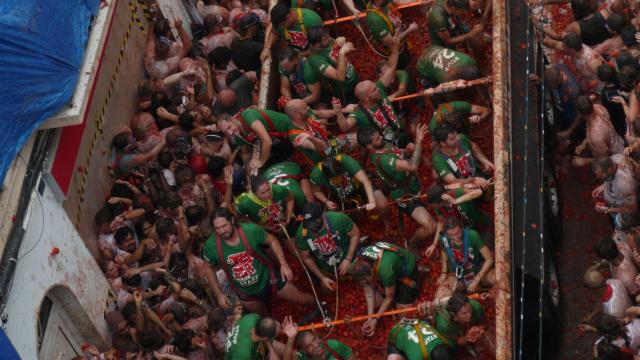 Paso de uno de los siete camiones por las calles de Buñol mientras se libra la Tomatina 2024. Raquel Granell