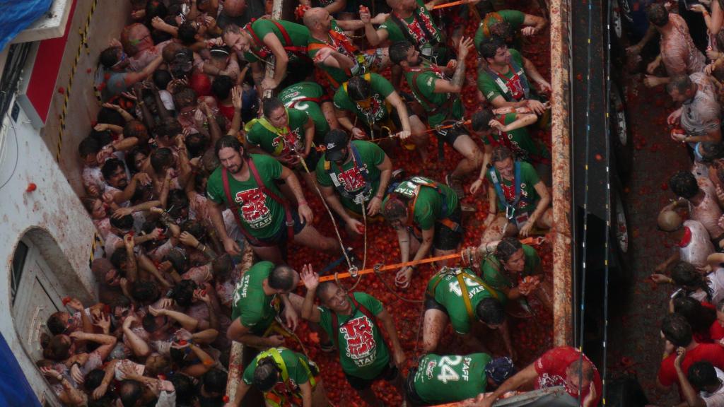Paso de uno de los siete camiones por las calles de Buñol mientras se libra la Tomatina 2024. Raquel Granell