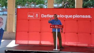 El concejal socialista Andrés Gabella durante un mitin del PSOE en Ponferrada