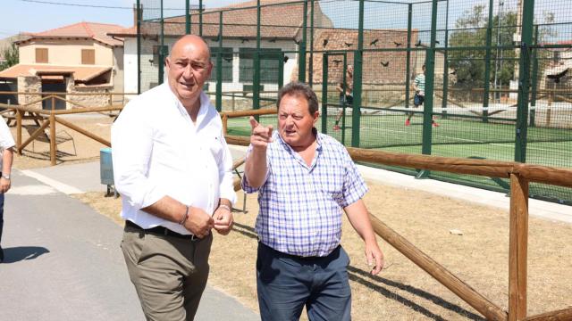 El presidente de la Diputación de Segovia, Miguel Ángel de Vicente, durante su visita al municipio de Gallegos