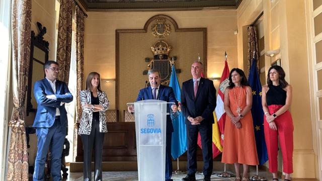 El consejero de Movilidad y Transformación Digital, José Luis Sanz, y el alcalde de Segovia, José Mazarías, durante la firma del protocolo, este miércoles