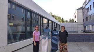 Carmen Lara, responsable de Secretaría y Ana Bayo, profesora de Patronaje y Moda en la Escuela Alcazarén