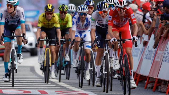 Ben O'Connor cruza la línea de meta de Padrón en La Vuelta 2024.