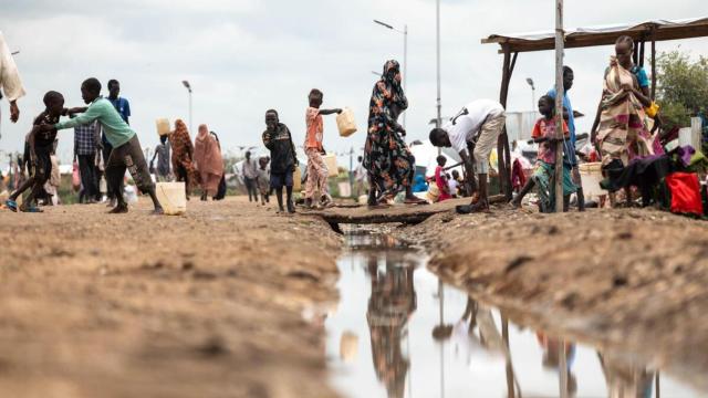 Un grupo de mujeres y niños en la frontera de Sudán y Sudán del Sur.