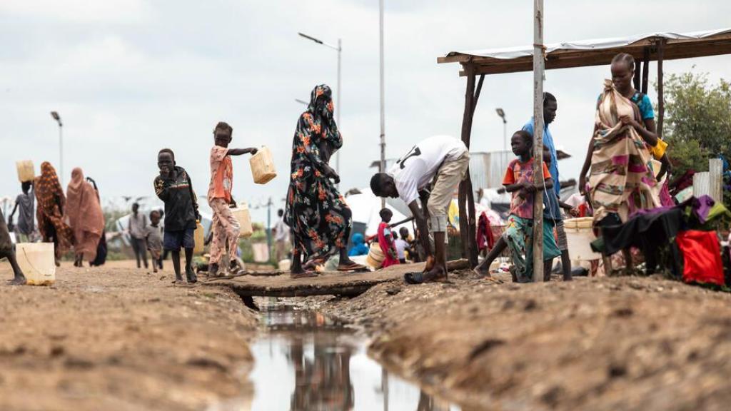 Un grupo de mujeres y niños en la frontera de Sudán y Sudán del Sur.