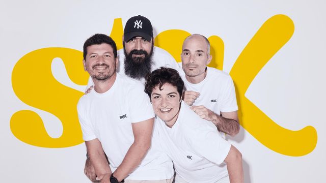 El equipo de Stik, con José Suárez, Montse Leira, Cris Terceiro y Mikel Egidazu, con gorra y barba.