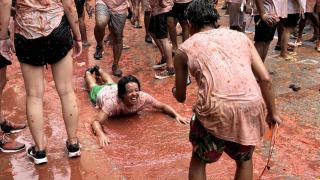 'Sold out' en la Tomatina: Buñol libra la 77a batalla del tomate con 22.000 personas y queda teñida de rojo