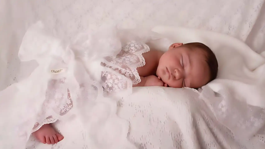 Imagen de un bebé con uno de los diseños de Carmen Varona.