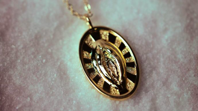 Uno de los colgantes de Santa Barbara Jewerly.