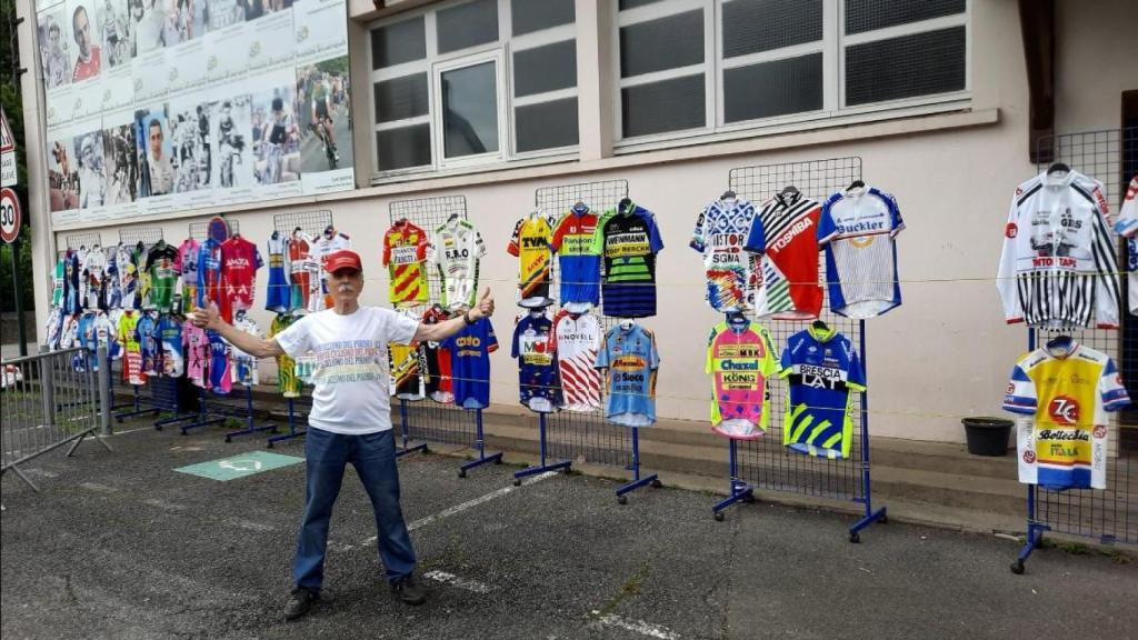 José María Pérez en una exposición de su colección ciclista.
