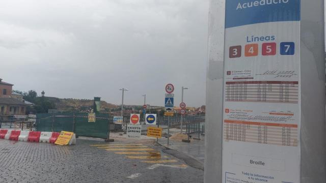 Poste de una parada de autobús de la línea 4 de Segovia