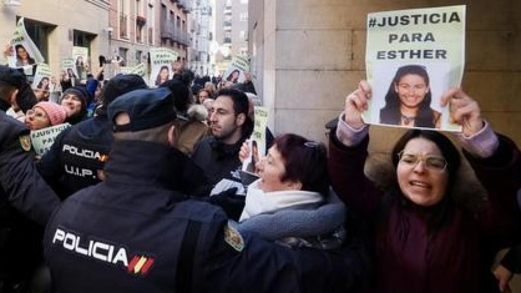 Otra concentración de amigos y familiares de Esther López a las puertas del juzgado