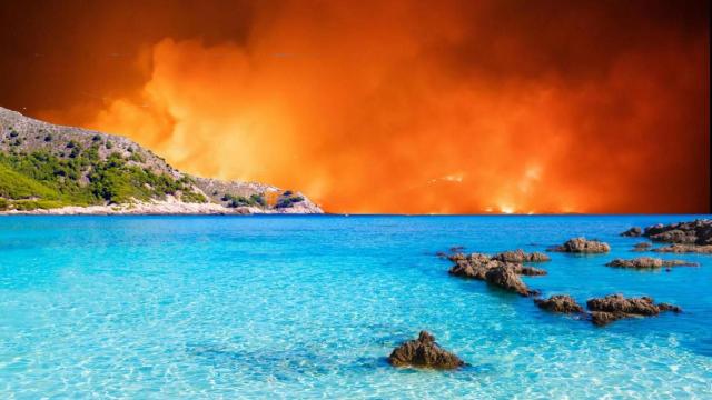 Fotomontaje del mar Mediterráneo con fuego en el horizonte.