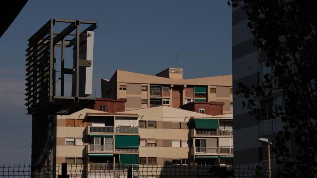 Fachada de un edificio de viviendas, a 17 de mayo de 2023, en Barcelona.