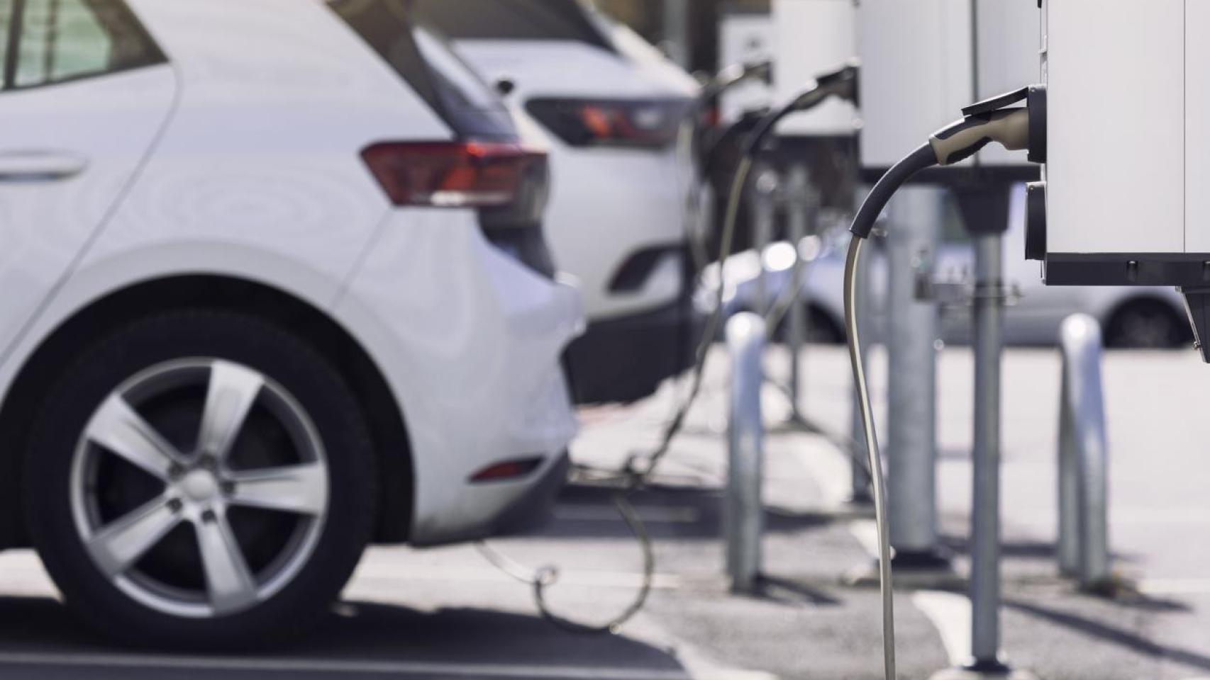 Coches eléctricos en puntos de recarga.