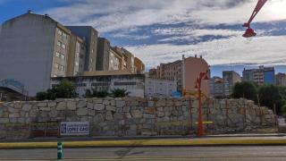 Muro de cinco metros levantado en el paseo marítimo a la altura de San Amaro.