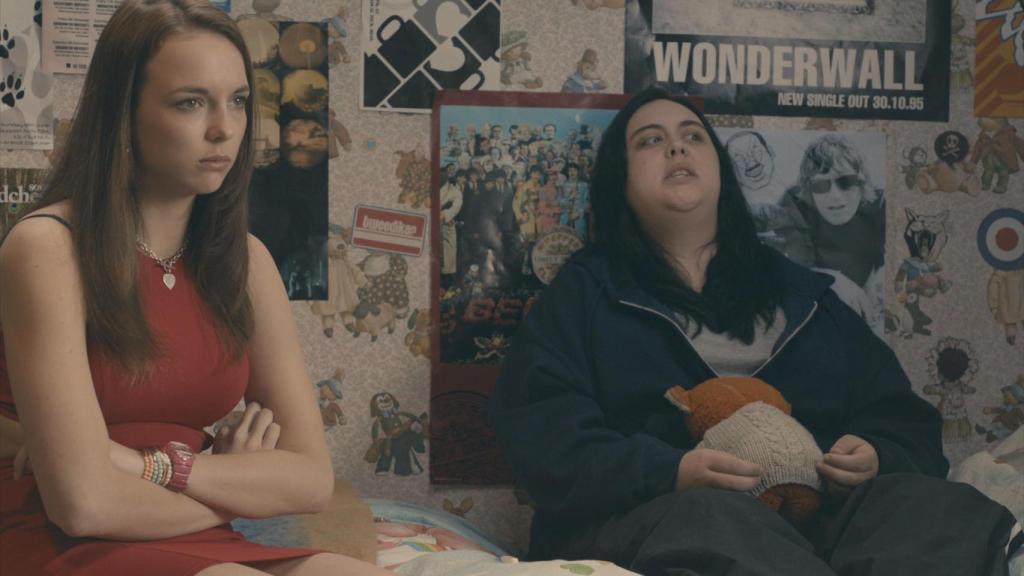 Chloe y Rae en una escena de la serie.