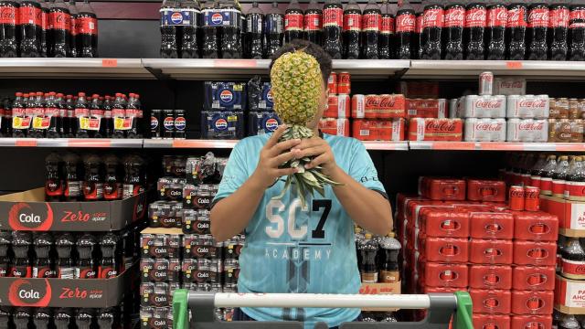Chico con una piña en el Mercadona de Ciudad de la Justicia