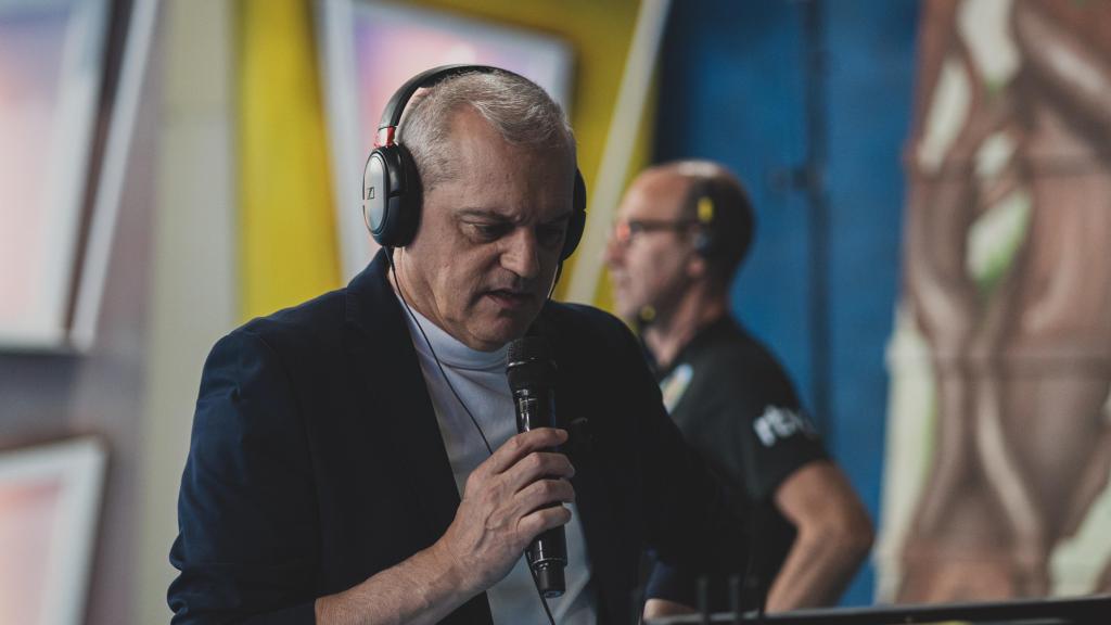 Ramón García graba unas voces en 'El Grand Prix' antes de que arranquen las pruebas