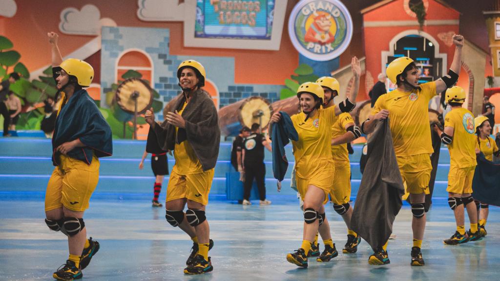 El equipo amarillo abandona el 'set' tras la prueba de 'Los troncos locos'