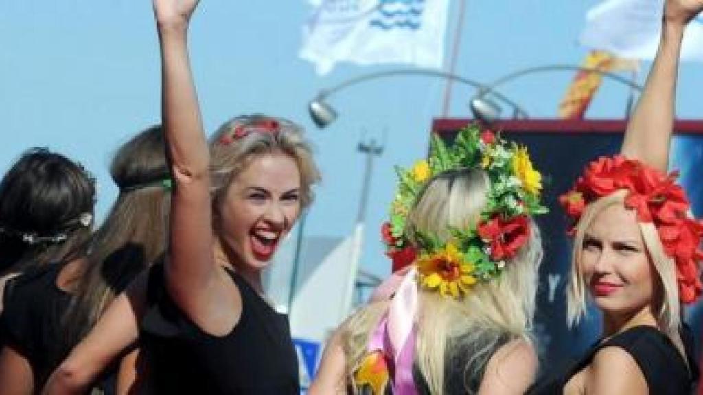 Varias activistas del grupo feminista FEMEN, entre ellas Sasha Shevchenko, en el centro, posan a su llegada a la proyección fuera de concurso de la película 'Ukraine is not a brothel'.