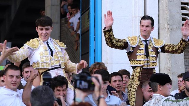 Luque y el nuevo matador de toros, Jarocho, salieron a hombros del coso de Campos Góticos