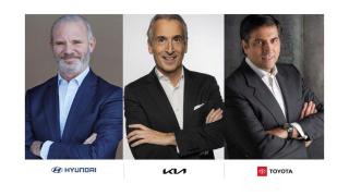 De izquierda a derecha, Leopoldo Satrústegui (Hyundai), Emilio Herrera (Kia) y Miguel Carsi (Toyota).