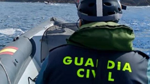 Un vecino de Cangas es interceptado realizando pesca ilegal en las Illas Atlánticas